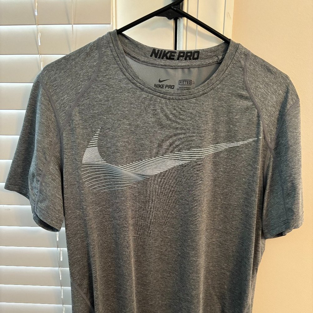Nike Pro Men's Dri-FIT Fitted Grey Short-Sleeve workout shirt
